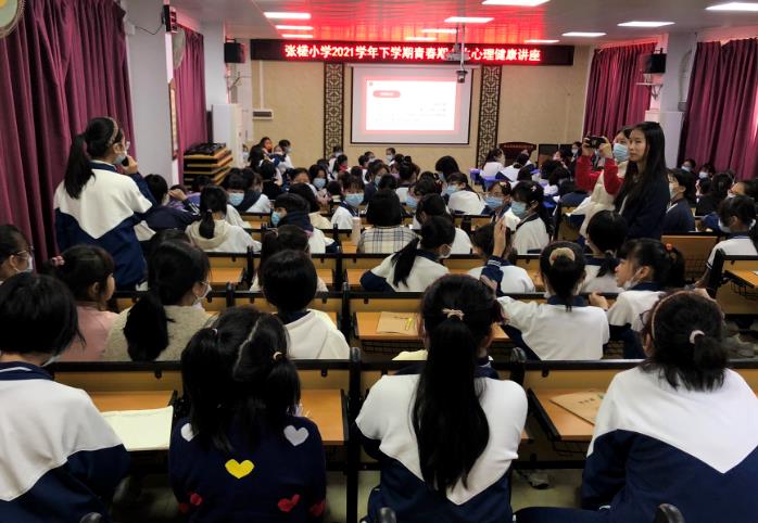 学生积极分享自己对青春期心理知识的了解.jpg 学生积极分享自己对青春期心理知识的了解.jpg