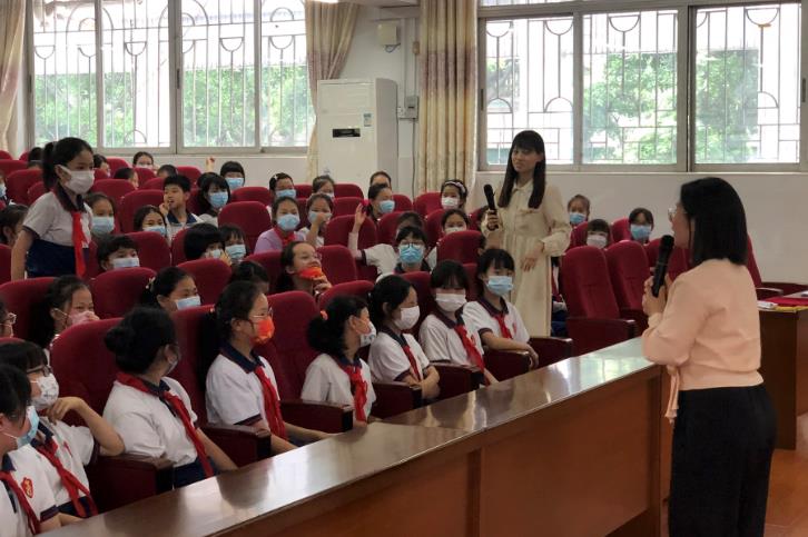 学生分享自己对青春期心理知识的了解.jpg 学生分享自己对青春期心理知识的了解.jpg