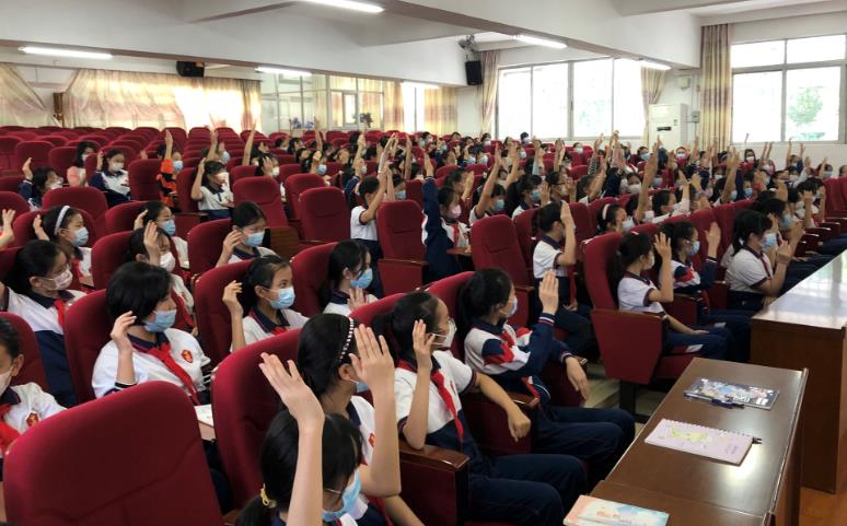 在场学生踊跃参与互动环节.jpg 在场学生踊跃参与互动环节.jpg