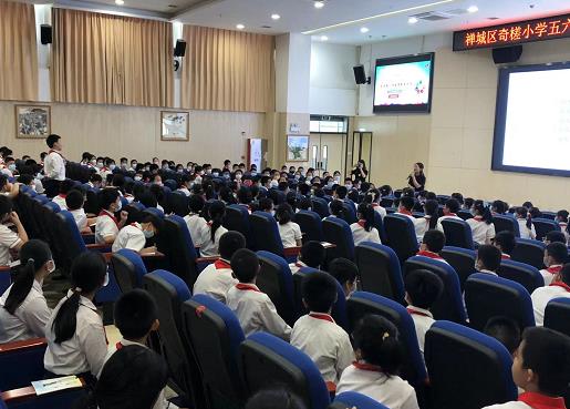 学生参与与讲师的互动.jpg 学生参与与讲师的互动.jpg