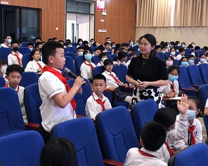 学生分享自己对青春期心理知识的了解.jpg 学生分享自己对青春期心理知识的了解.jpg